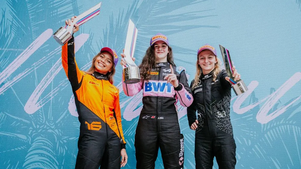 Abbi Pulling, Doriane Pin e Bianca Bustamante