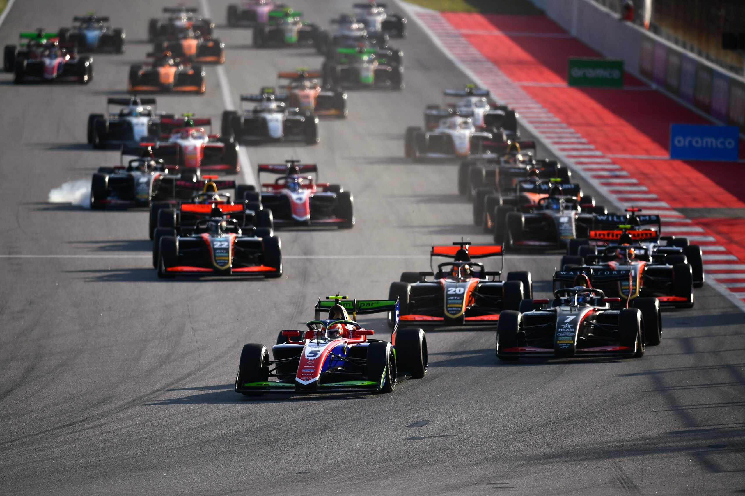 La partenza della Feature Race di F3 a Barcellona 2025