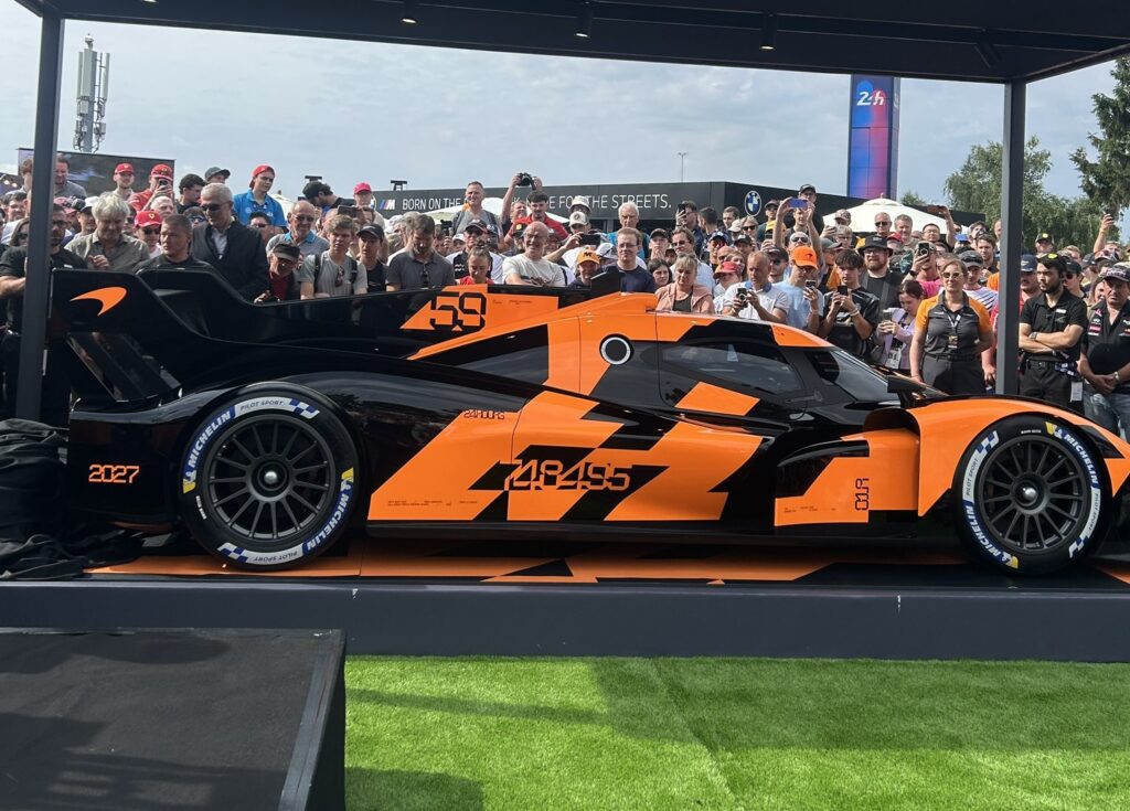 La LMDh McLaren esposta nel village di Le Mans (© McLaren)