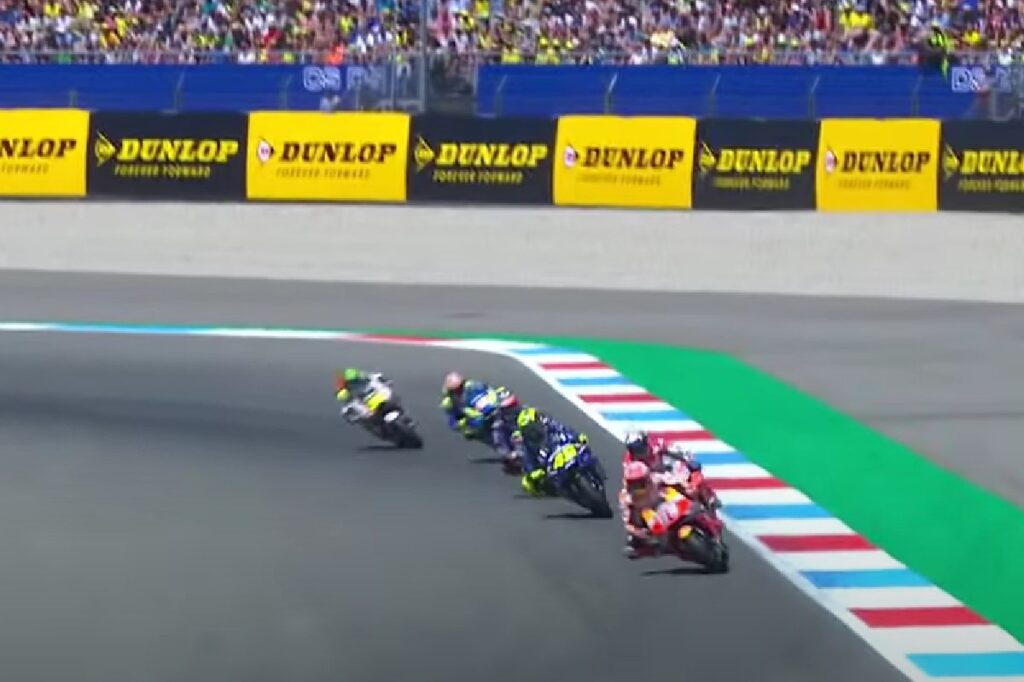 Il gruppo in lotta negli ultimi giri