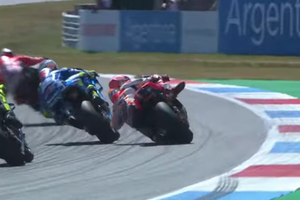 Il momento dell'attacco di Rins su Marquez
