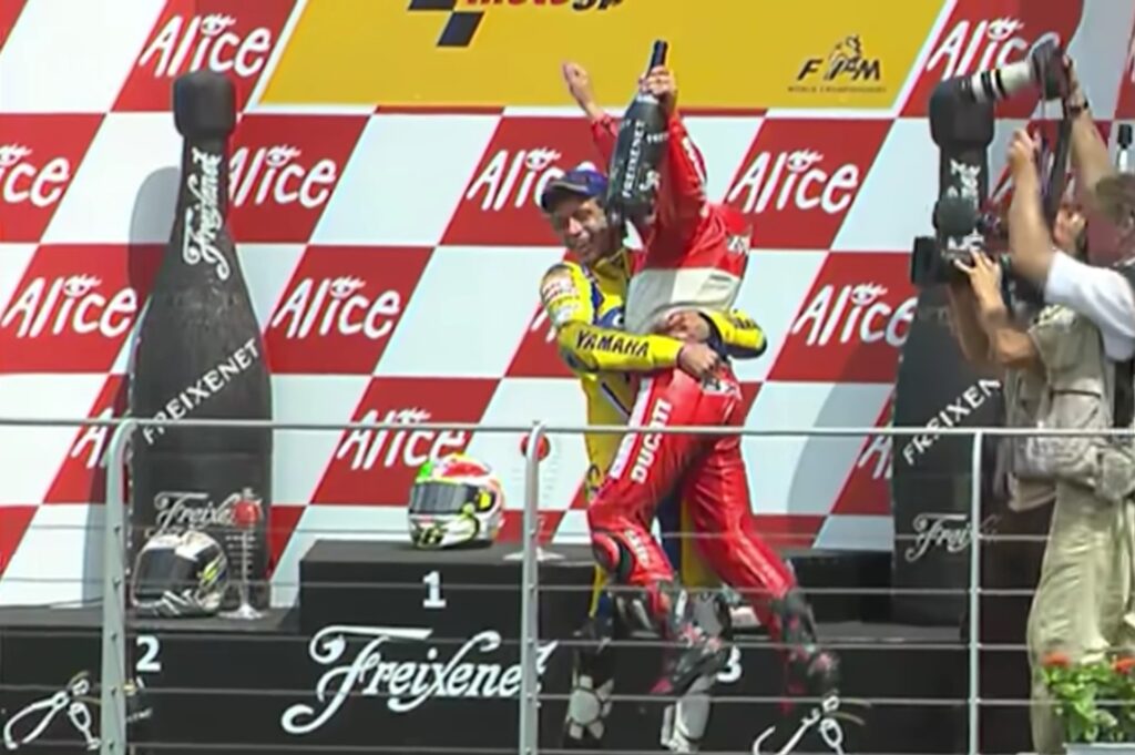 Rossi alza Capirossi sul podio