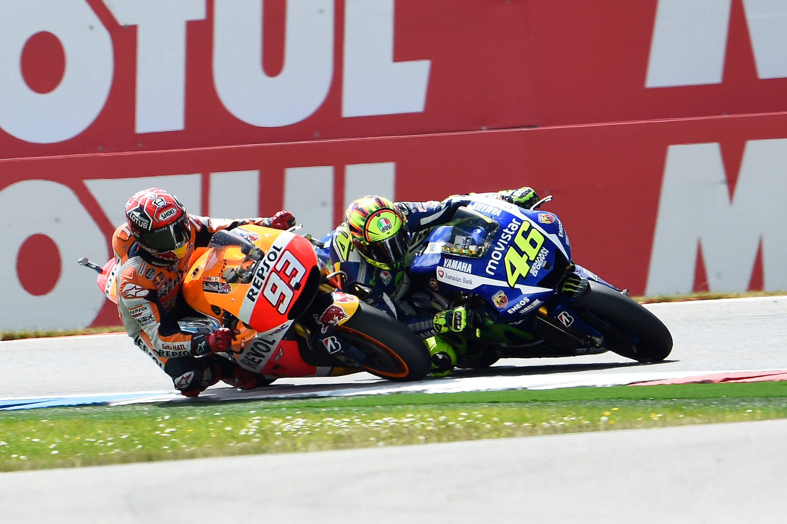Il contatto tra Marquez e Rossi nel GP d'Olanda 2015