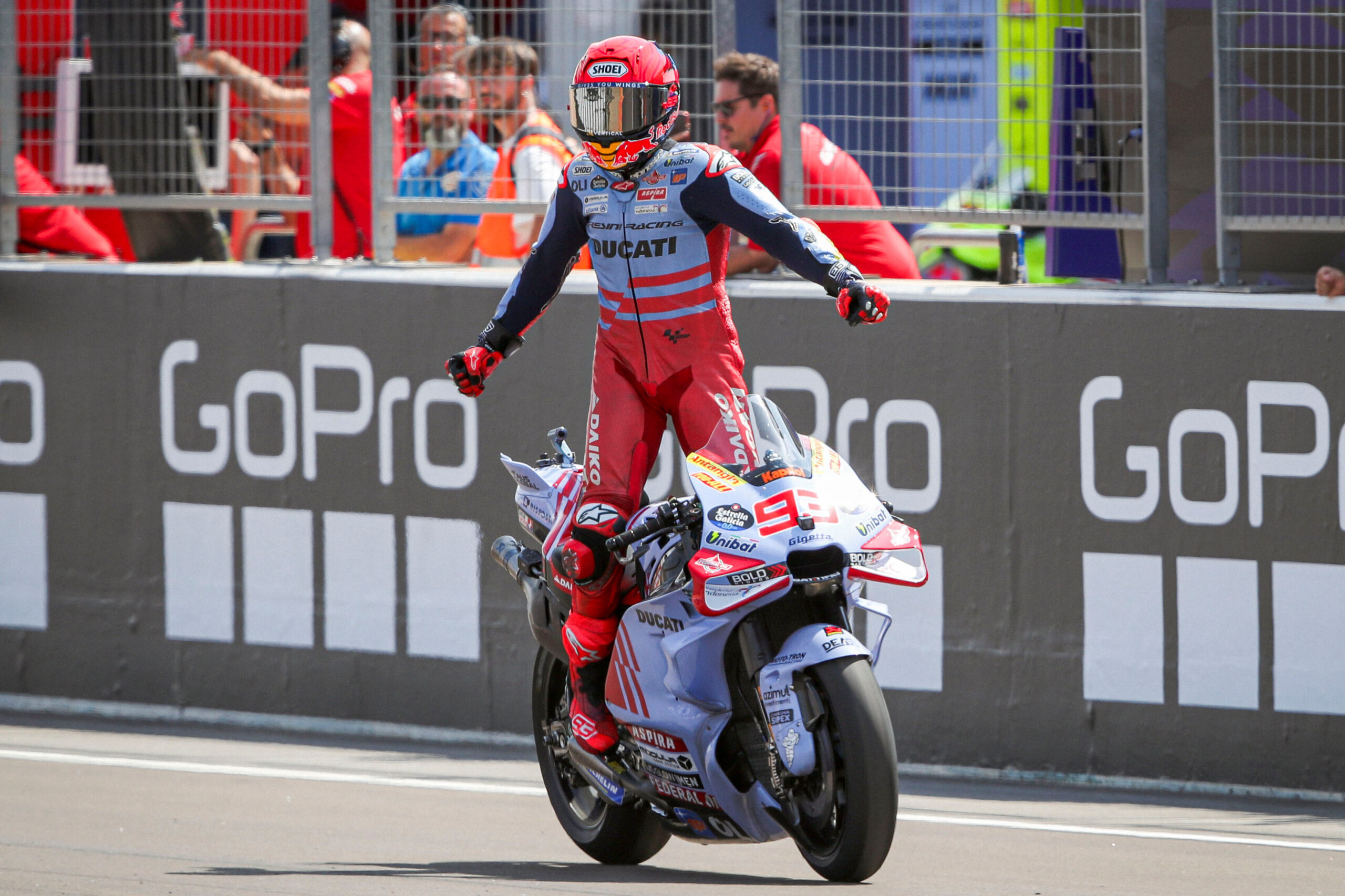 Marc Marquez festeggia la sua prima vittoria in Ducati con il Team Gresini ad Aragon 2024