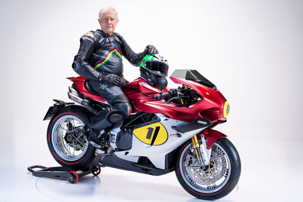Giacomo Agostini sulla Superveloce 1000 a lui dedicata (© MV Agusta)