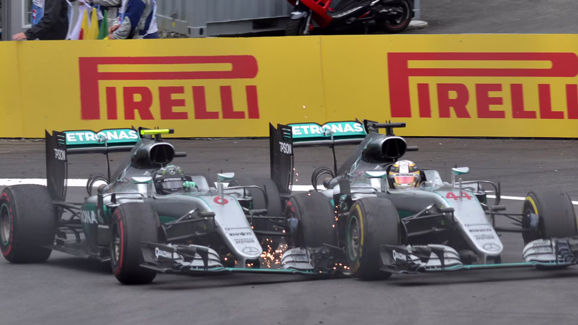 Lo scontro tra Hamilton e Rosberg nel 2016
