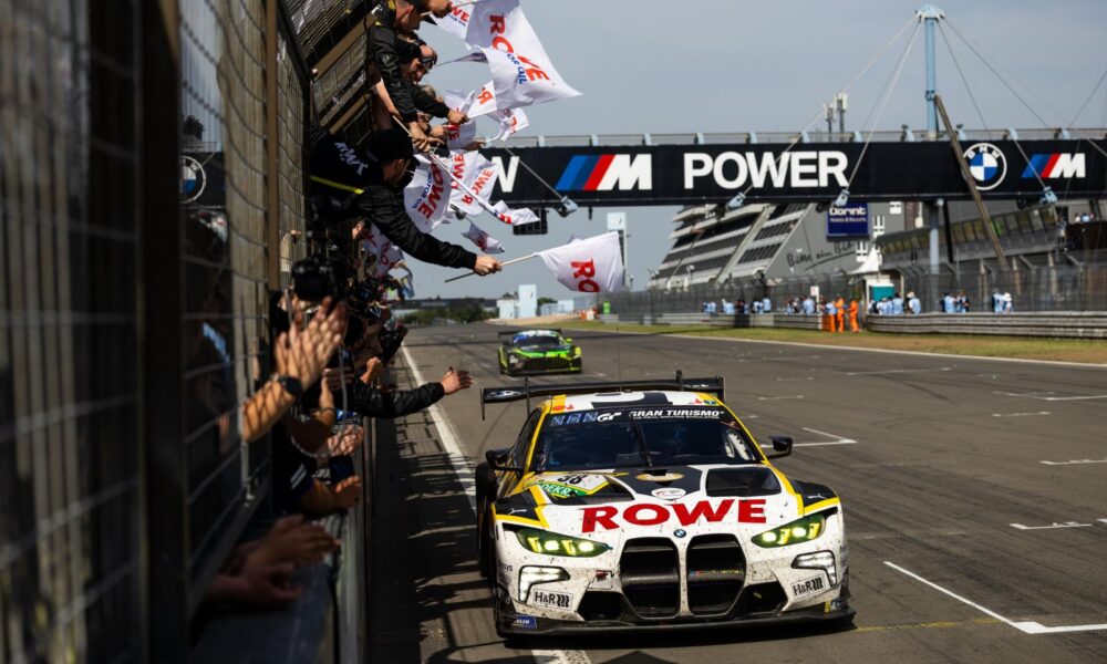 La #98 BMW sul traguardo della 24 Ore del Nurburgring 2025 (© SRO)