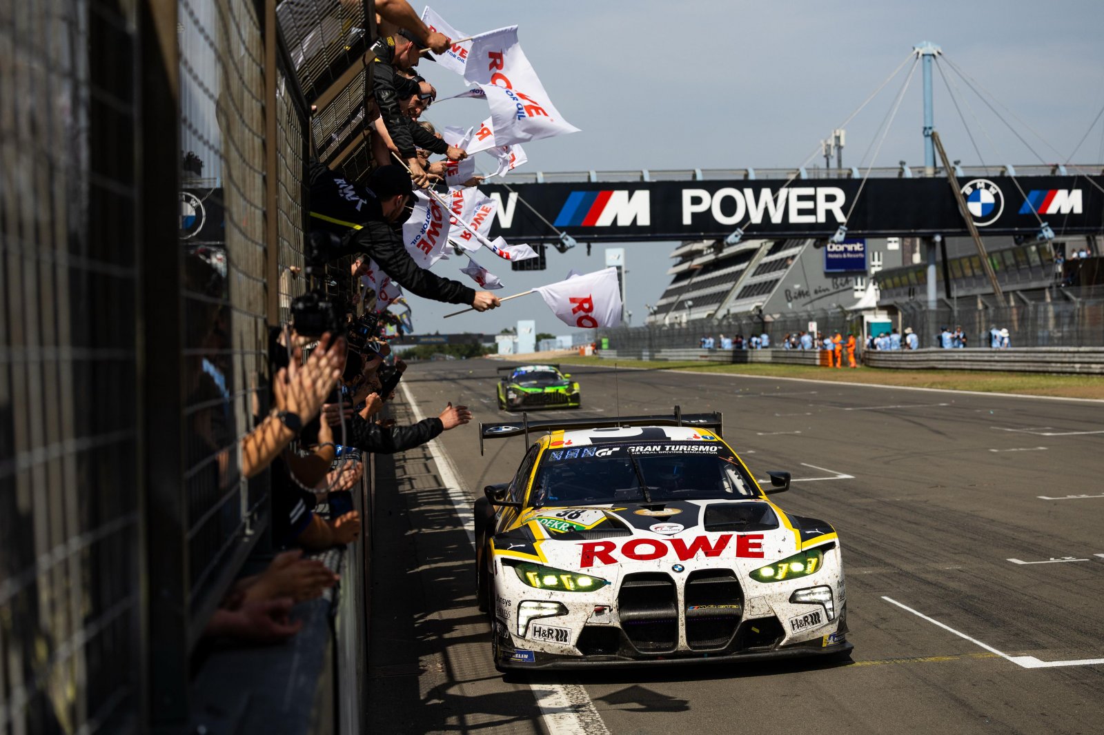 La #98 BMW sul traguardo della 24 Ore del Nurburgring 2025 (© SRO)