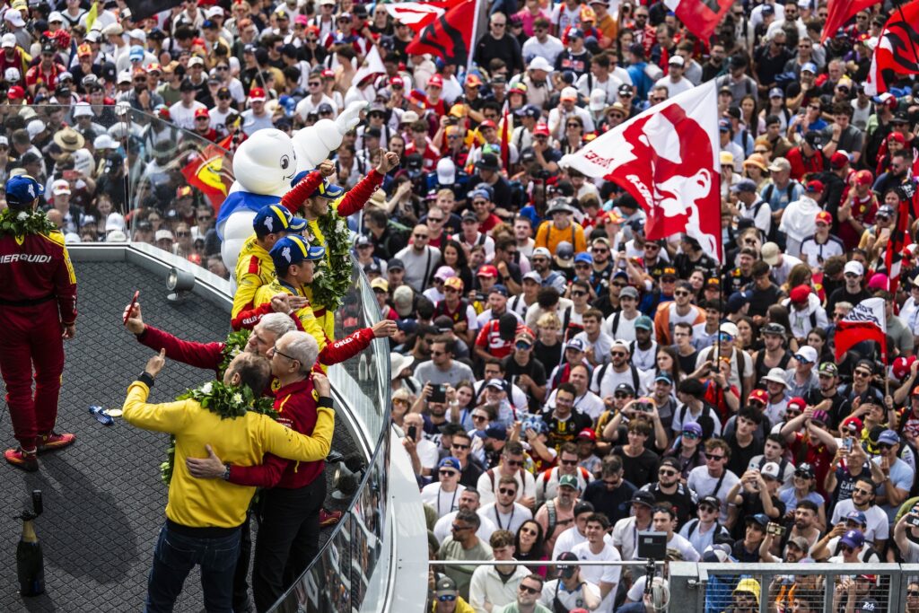 Antonello Coletta, Ferdinando Cannizzo e Amato Ferrari festeggiano con un selfie di fianco all'equipaggio della #83 (© DPPI - ACO)