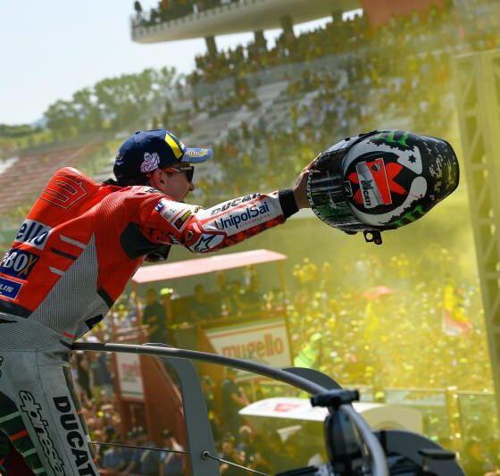 Jorge Lorenzo festeggia la vittoria al Mugello nel 2018 (© motogp.com)