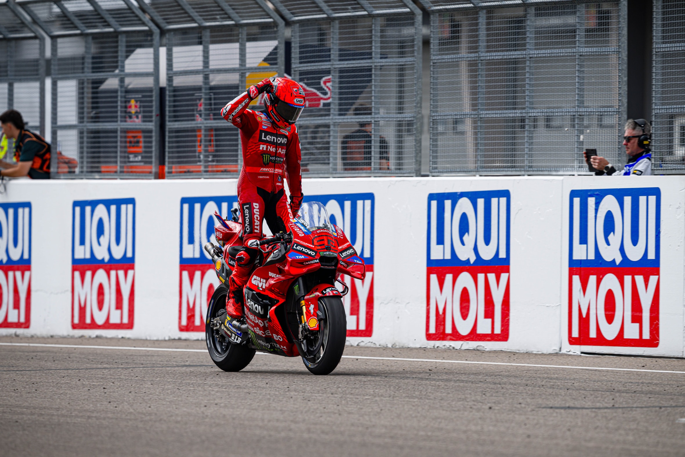 L'esultanza di Marc Marquez dopo la vittoria al Sachsenring (© Ducati)