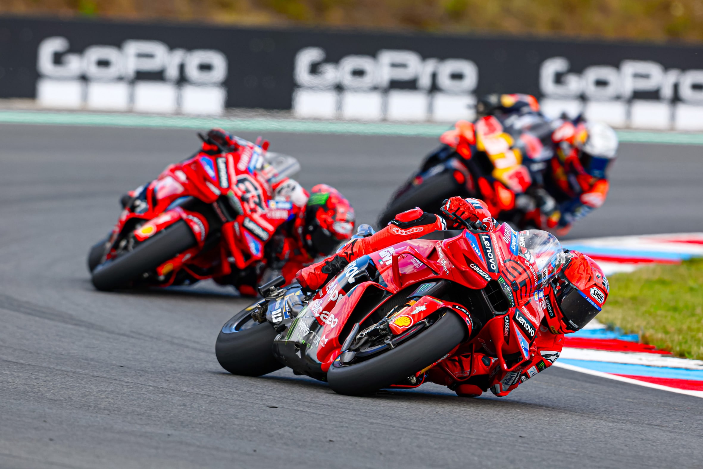 Marquez e Bagnaia durante la Sprint a Brno (© Ducati)
