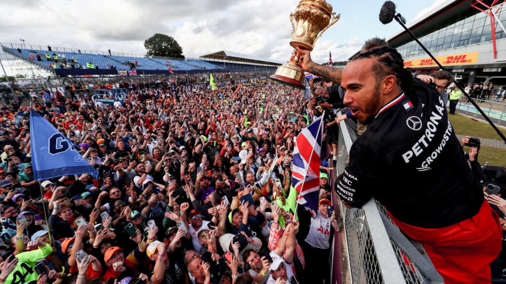 Lewis Hamilton festeggia la sua ultima vittoria a Silverstone nel 2024