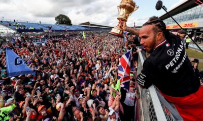 Lewis Hamilton festeggia la sua ultima vittoria a Silverstone nel 2024