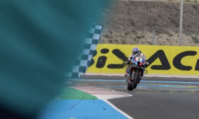 Razgatlioglu sul traguardo dopo la vittoria in Gara 1 SBK in Ungheria (© WSBK)