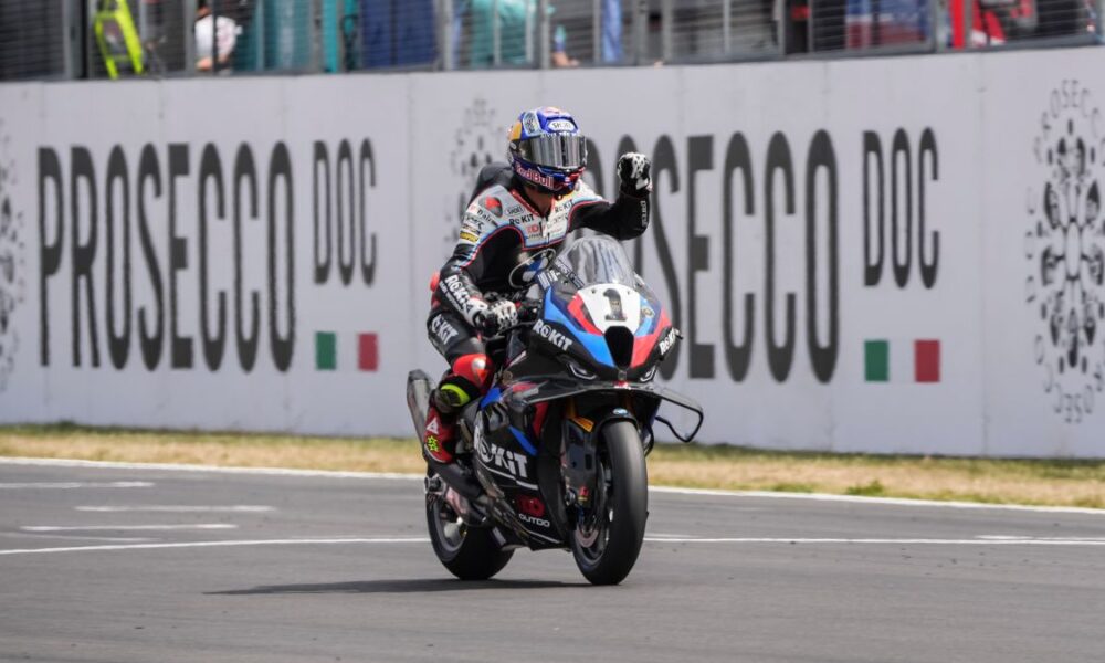 Toprak Razgatlioglu festeggia la vittoria a Donington 2025