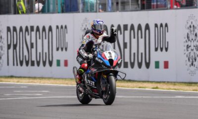 Toprak Razgatlioglu festeggia la vittoria a Donington 2025