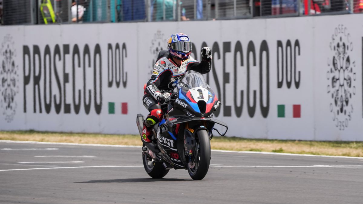 Toprak Razgatlioglu festeggia la vittoria a Donington 2025