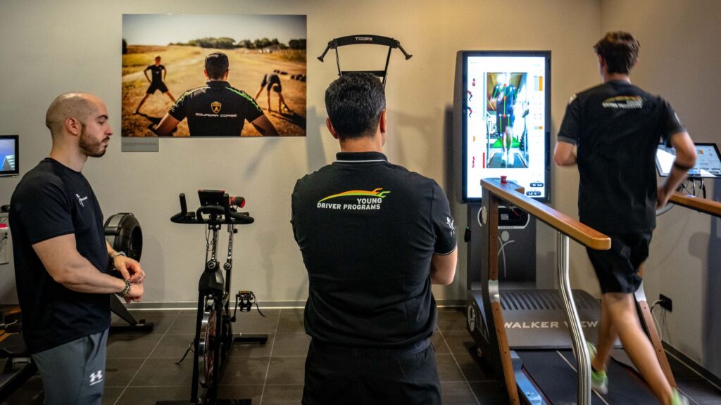 Una fase della preparazione fisica dei giovani piloti di Sant'Agata Bolognese (© Lamborghini)
