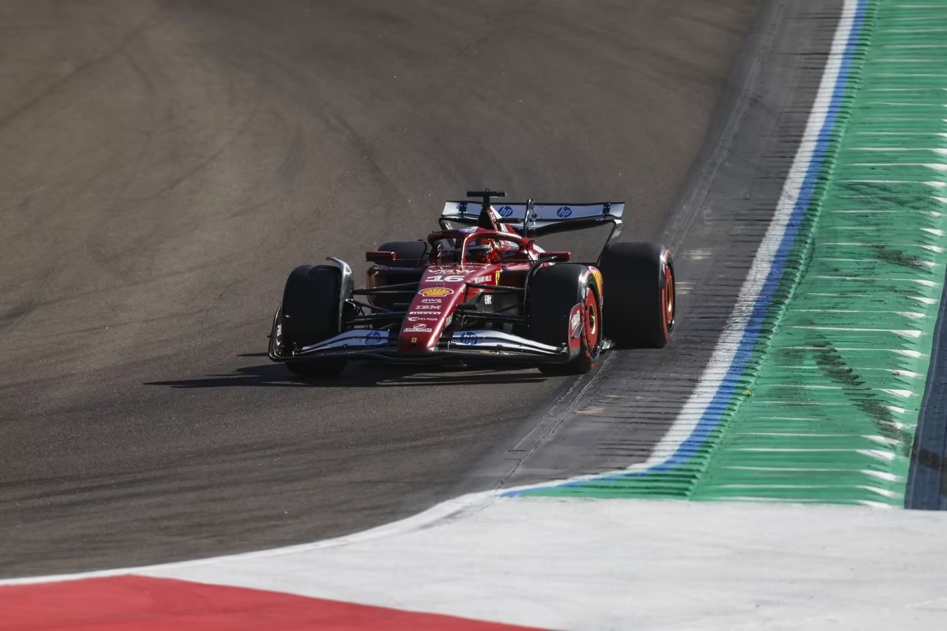 Charles Leclerc sulla SF-25 (© Ferrari)