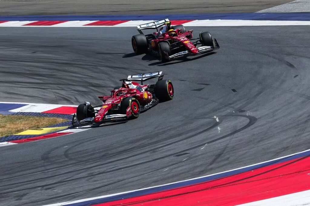 Lewis Hamilton e Charles Leclerc in pista (© Ferrari)
