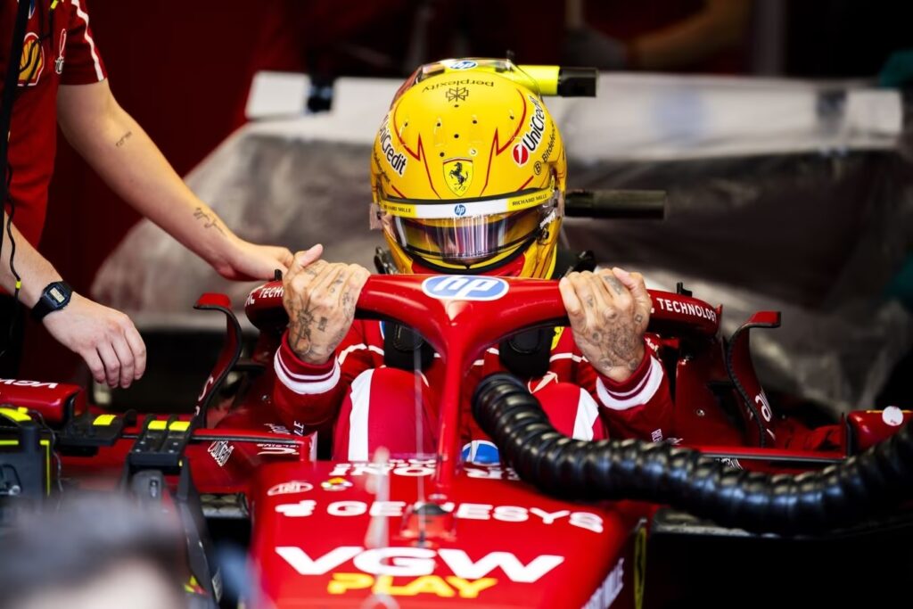 Hamilton nel suo abitacolo a Spa (© Ferrari)