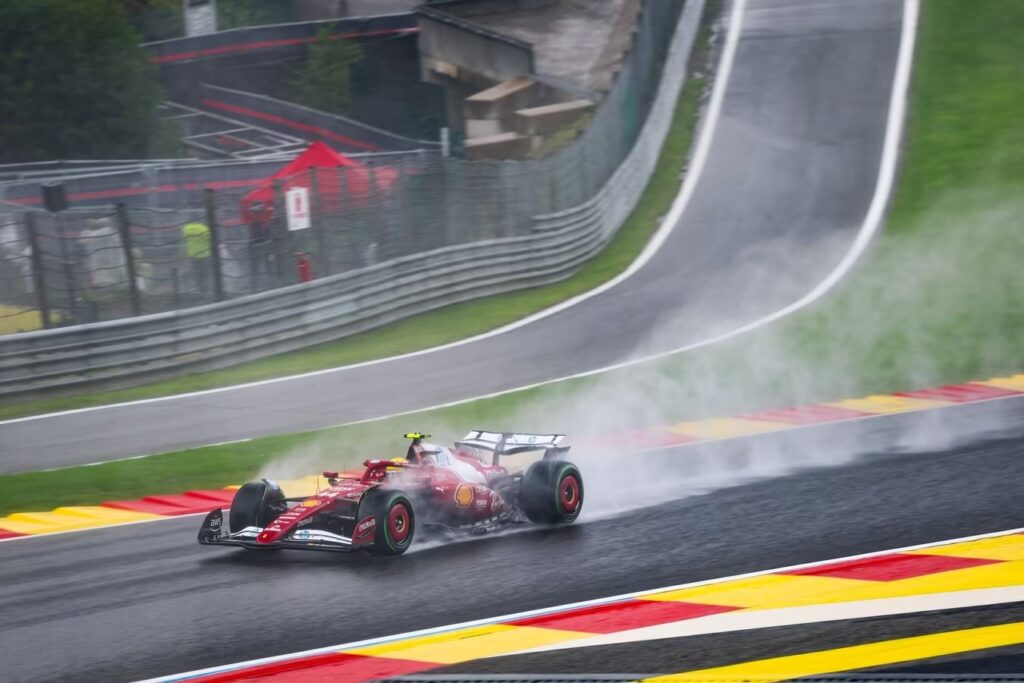 L'acqua alzata da Lewis Hamilton (© Scuderia Ferrari)