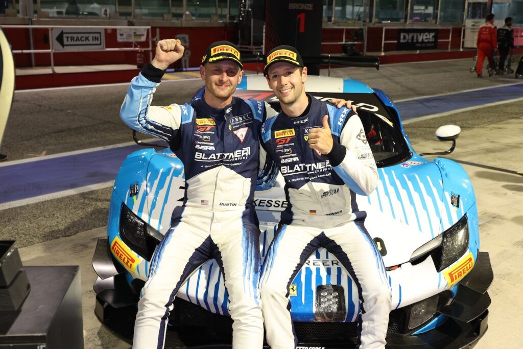 Marschall e Blattner posano con la coppa dopo Gara 1 a Misano (© JEP / SRO)