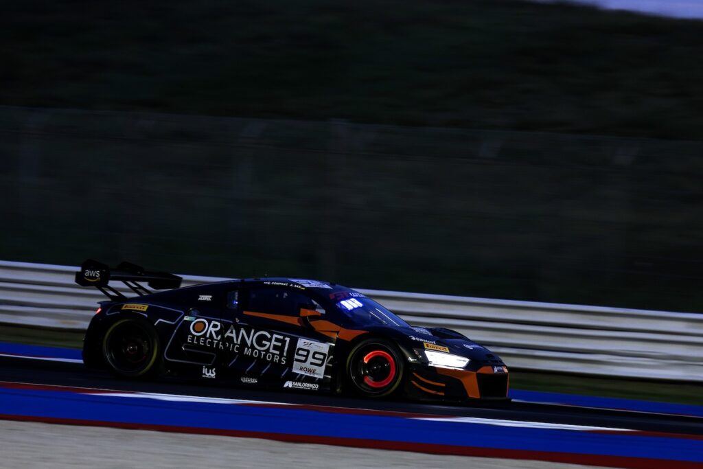 L'Audi #99 di Alex Aka e Ezequiel Perez Companc in pista a Misano in notturna