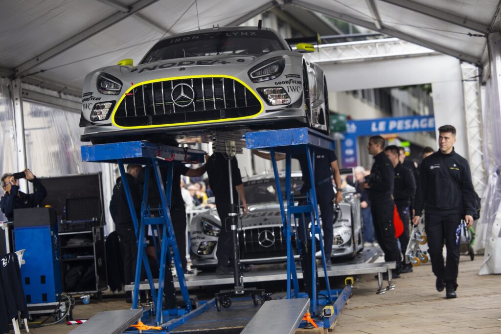 Operazioni di verifica sulla #60 Mercedes (© DPPI - WEC)
