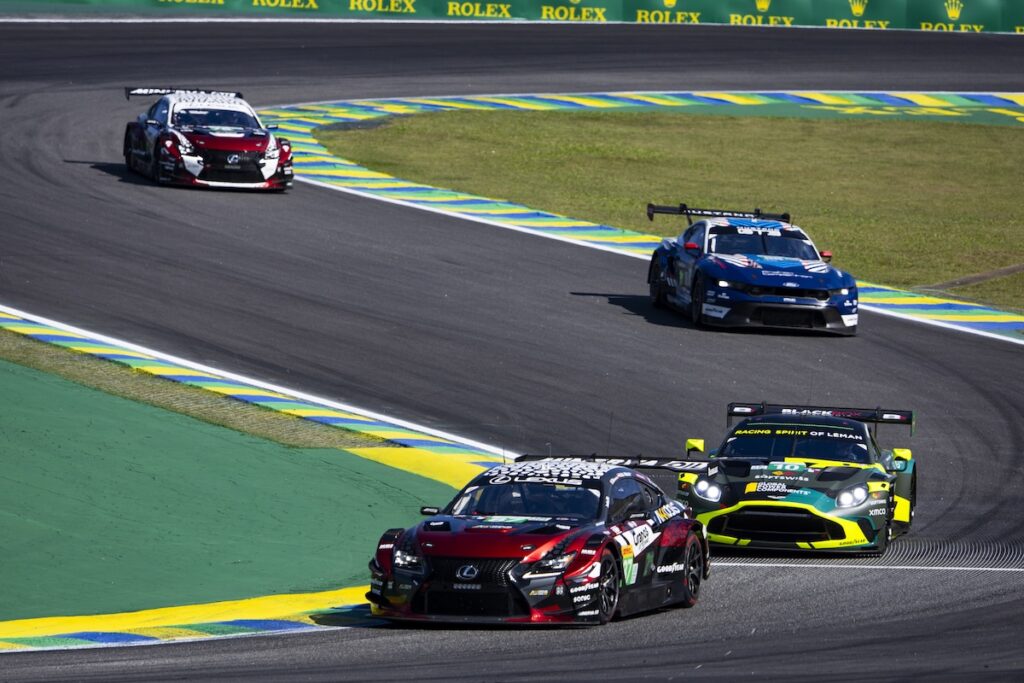 La #87 Lexus ASP Akkodis davanti alla #10 Aston Martin (© FIAWEC - DPPI)