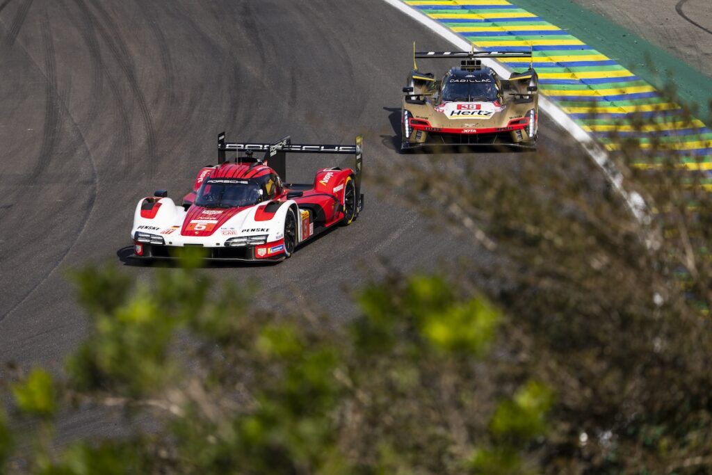 La #5 Porsche davanti alla #38 Cadillac (© FIAWEC - DPPI)