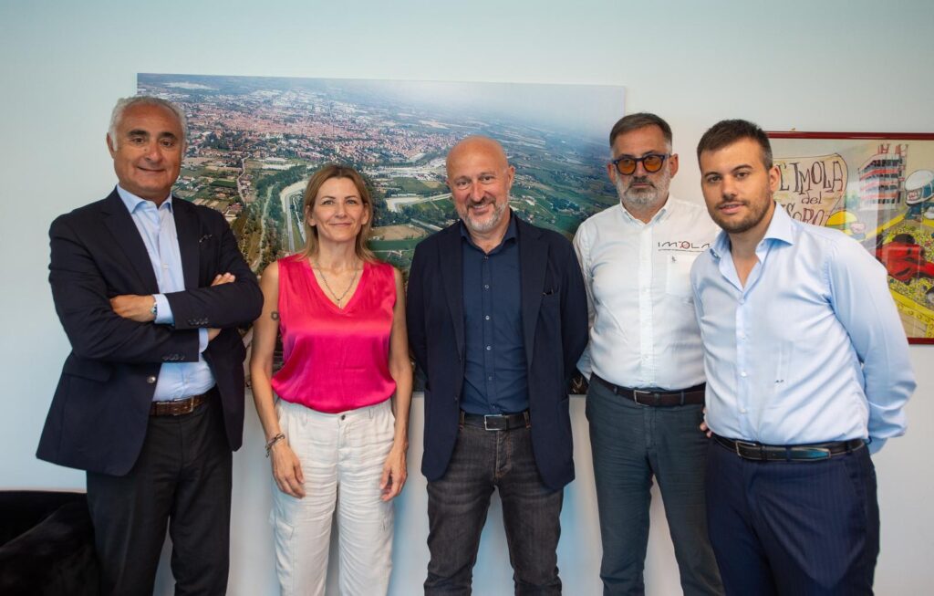 Al centro Monti. Da sx il presidente del Con.Ami. Bacchilega, l’assessora Penazzi, il DG Pietro Benvenuti e Panieri (© Autodromo Imola)