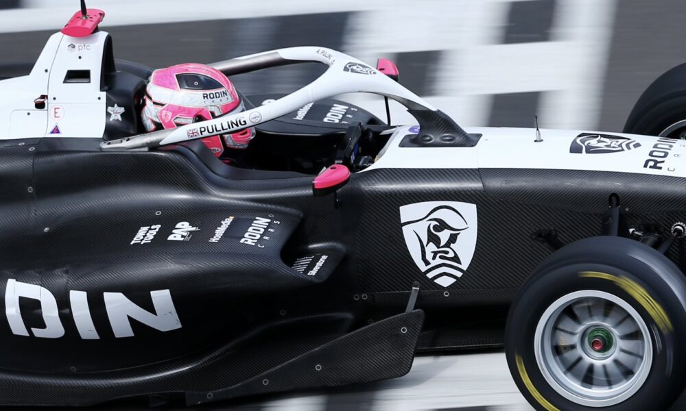 Abbi Pulling in azione nel campionato GB3 con Rodin Motorsport