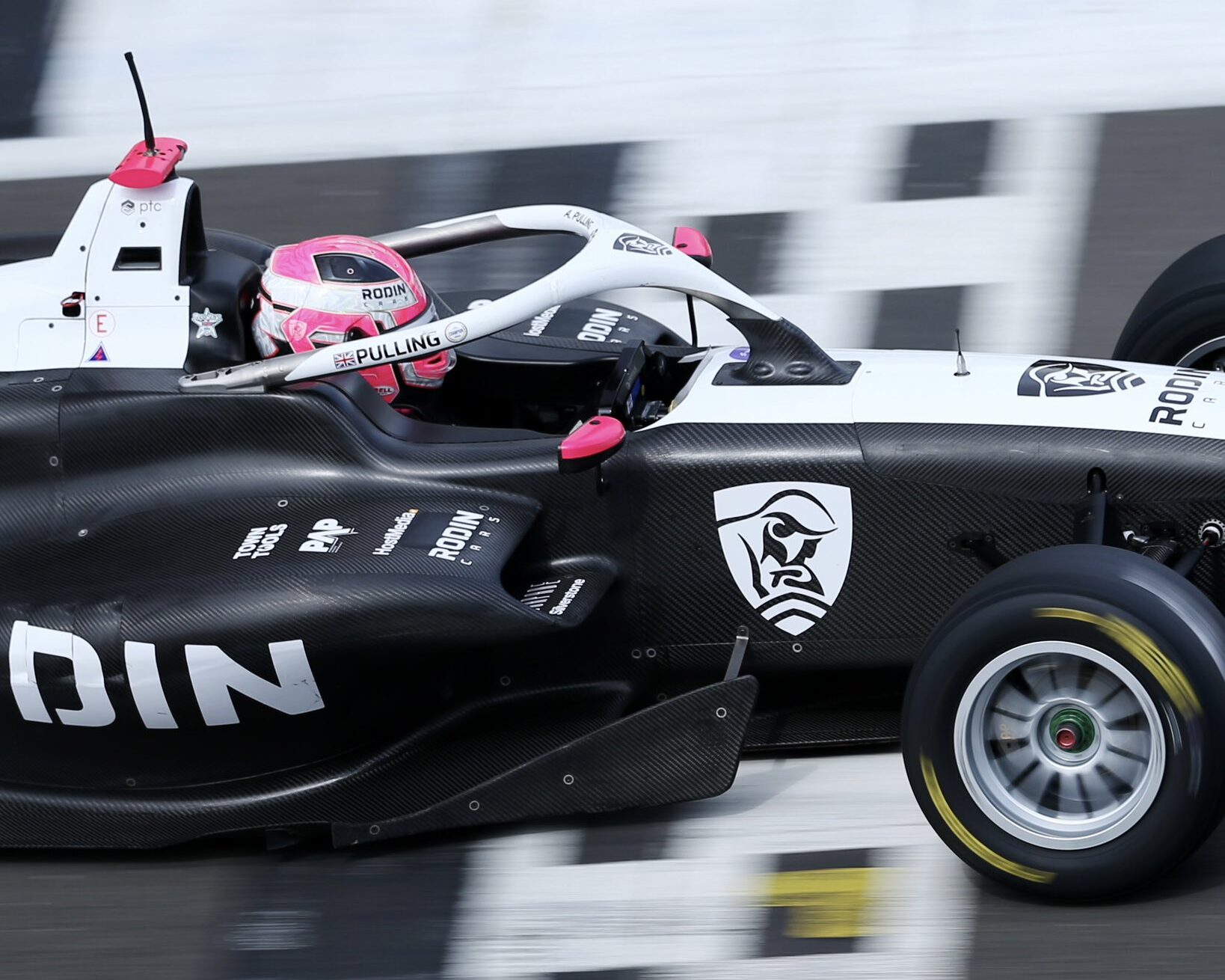 Abbi Pulling in azione nel campionato GB3 con Rodin Motorsport
