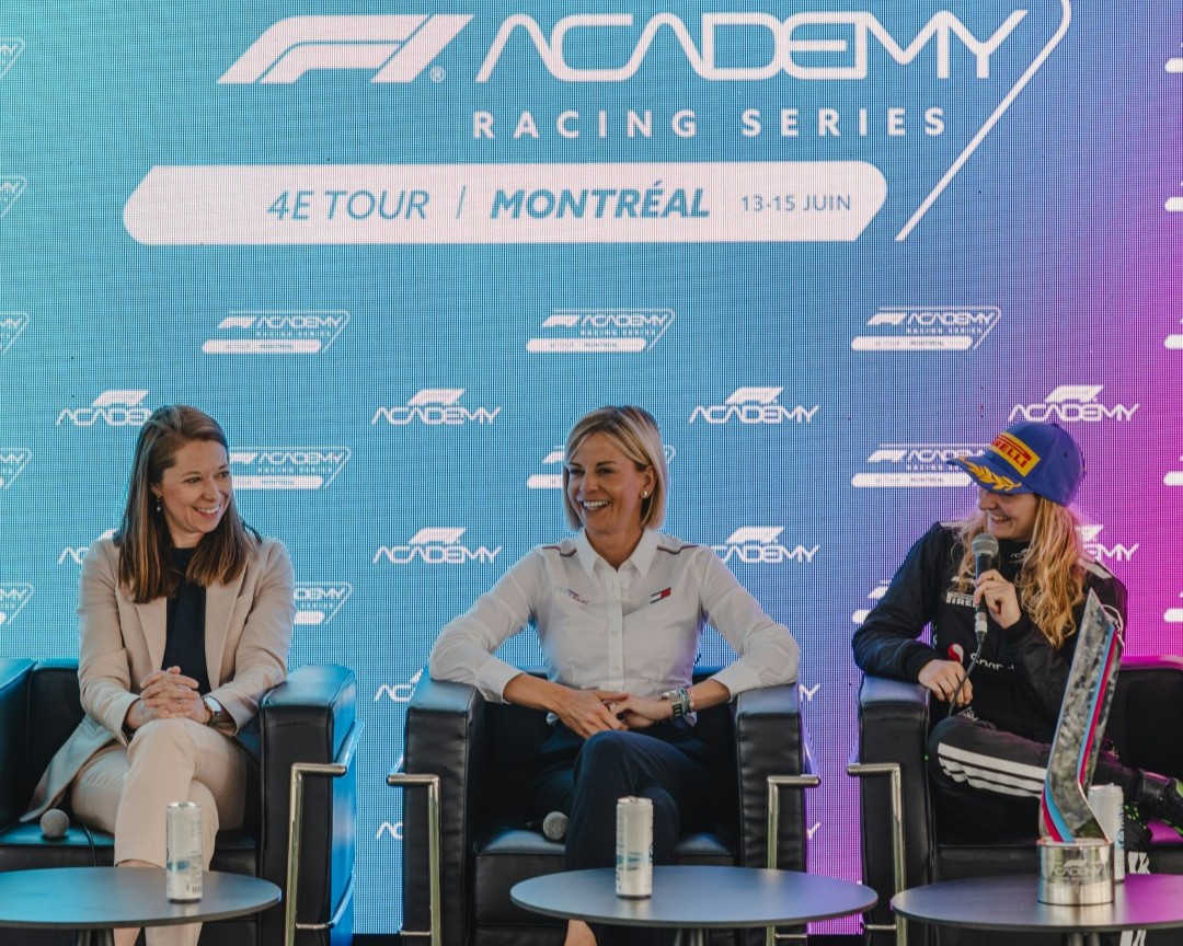 Susie Wolff insieme a Doriane Pin, durante un panel a Montreal per il Round della F1 Academy