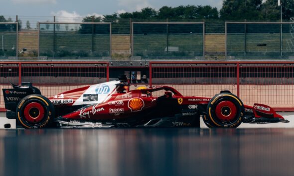 La Ferrari SF-25 con la nuova sospensione provata nel filming day al Mugello (© Ferrari)