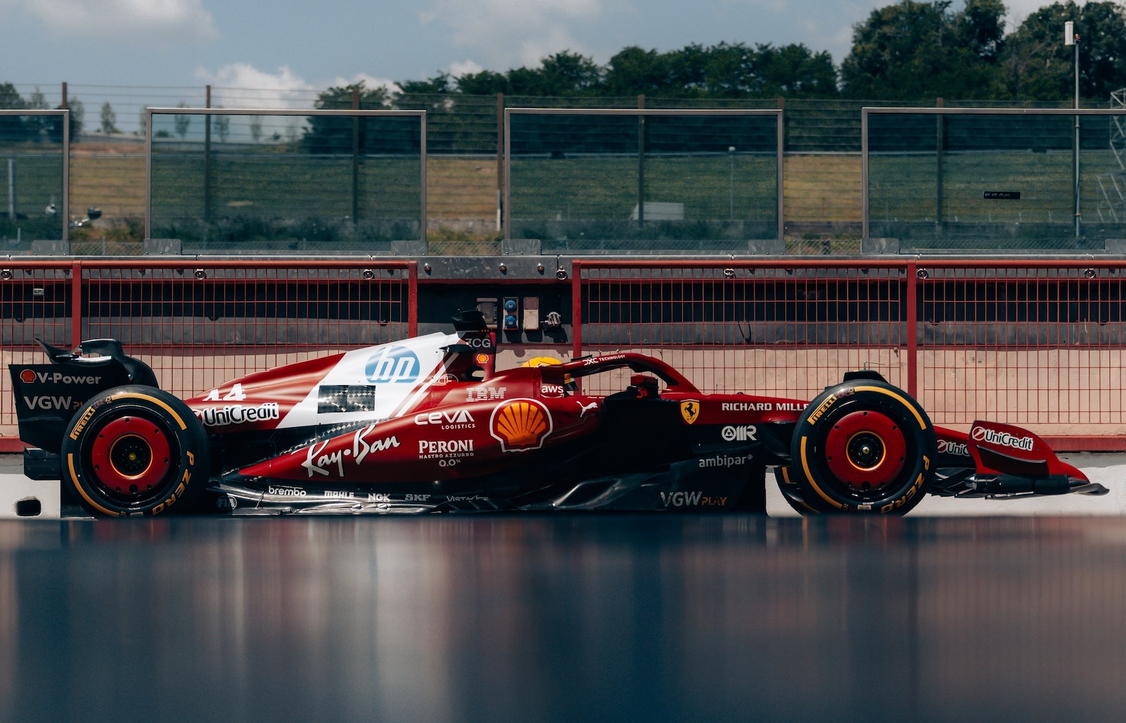La Ferrari SF-25 con la nuova sospensione provata nel filming day al Mugello (© Ferrari)