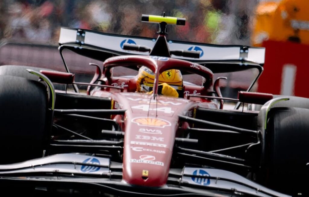Lewis Hamilton in azione a Silverstone
