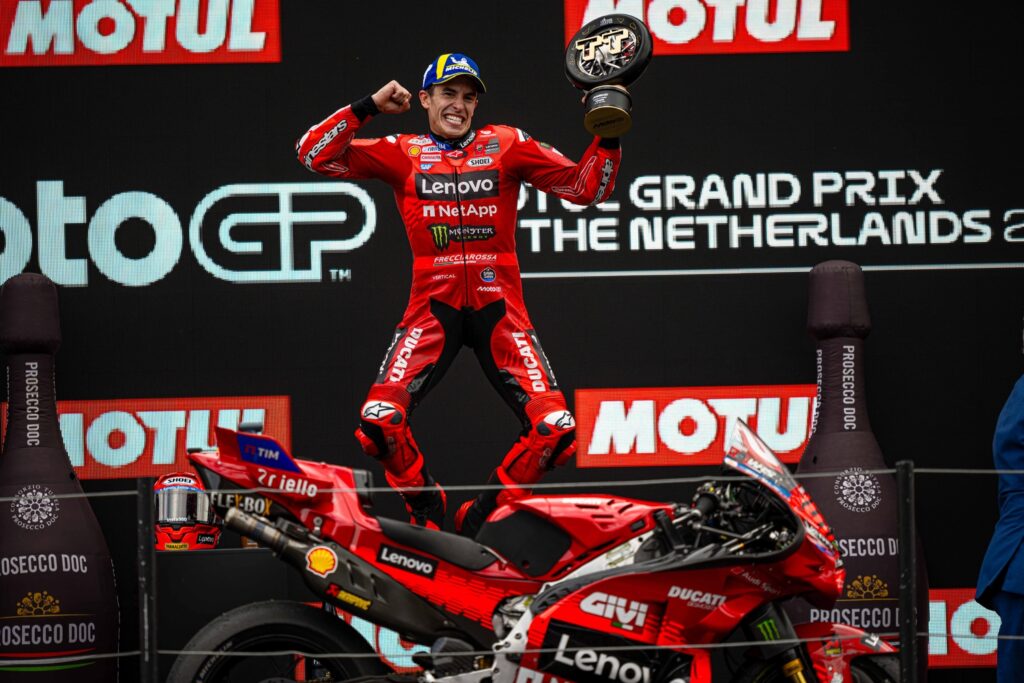 Marc Marquez sul podio di Assen