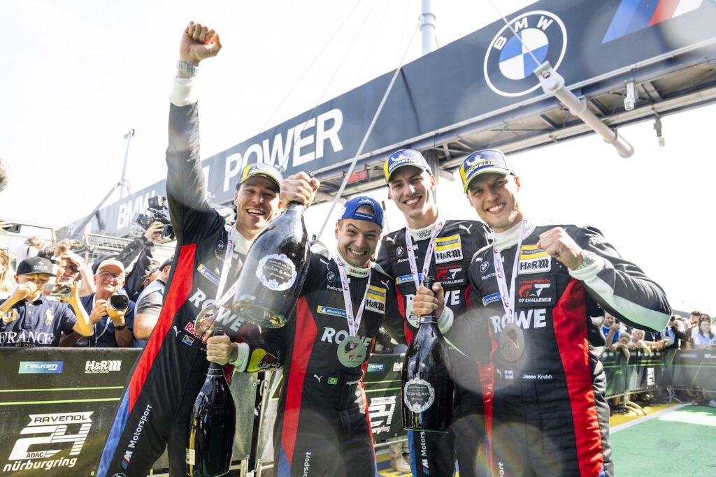 Augusto Farfus, Jesse Krohn, Raffaele Marciello, Kelvin van der Linde dopo la vittoria della 24 Ore del Nurburgring 2025 (© BMW)