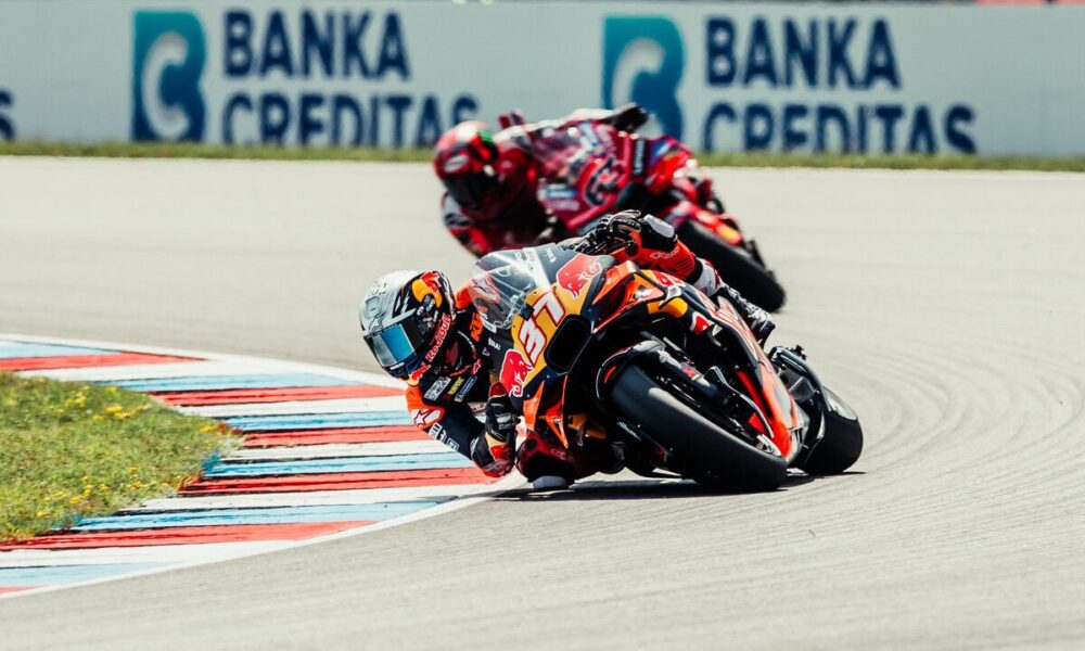 Pedro Acosta in azione con la KTM a Brno, giro di boa della stagione