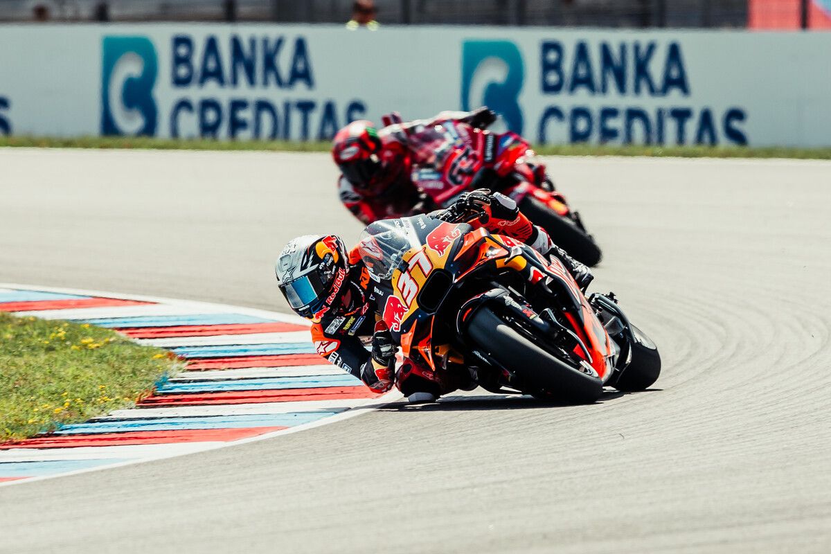 Pedro Acosta in azione con la KTM a Brno, giro di boa della stagione