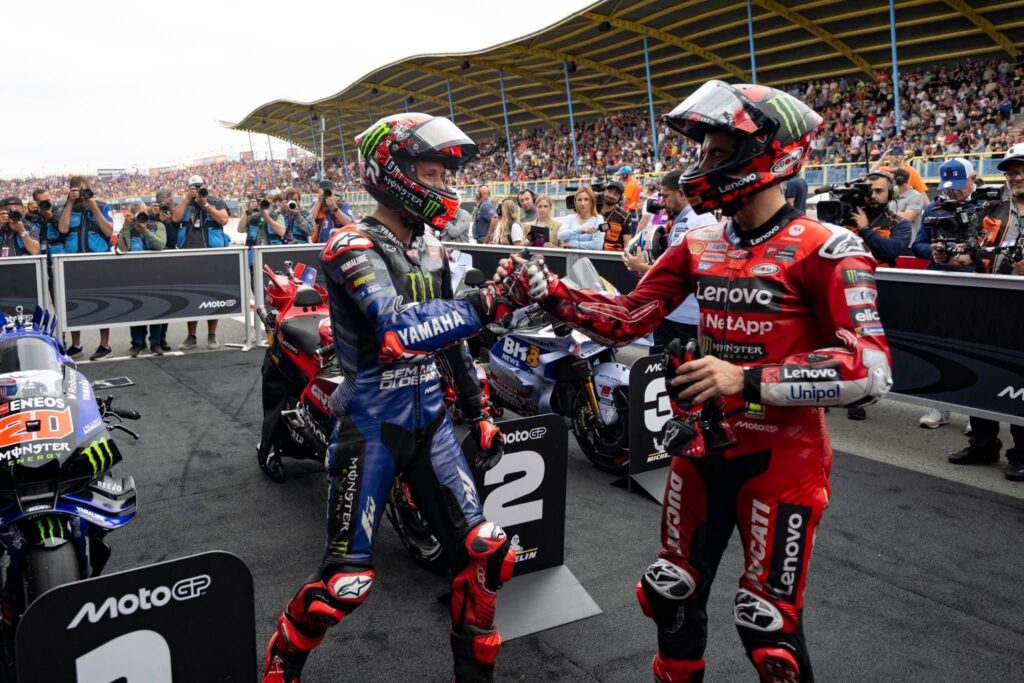 Quartararo e Bagnaia nel parco chiuso dopo le qualifiche ad Assen