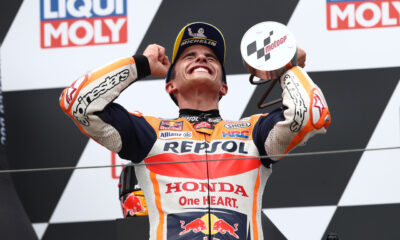 Marc Marquez festeggia il ritorno alla vittoria al Sachsenring nel 2021. La prima dopo l'incidente del 2020