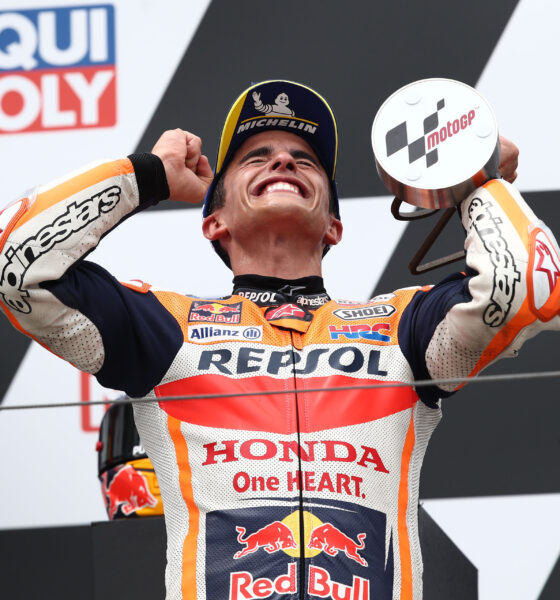 Marc Marquez festeggia il ritorno alla vittoria al Sachsenring nel 2021. La prima dopo l'incidente del 2020