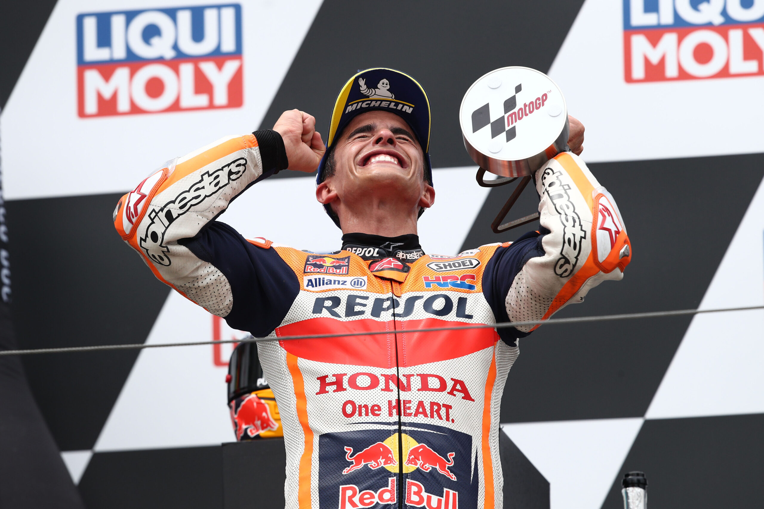 Marc Marquez festeggia il ritorno alla vittoria al Sachsenring nel 2021. La prima dopo l'incidente del 2020