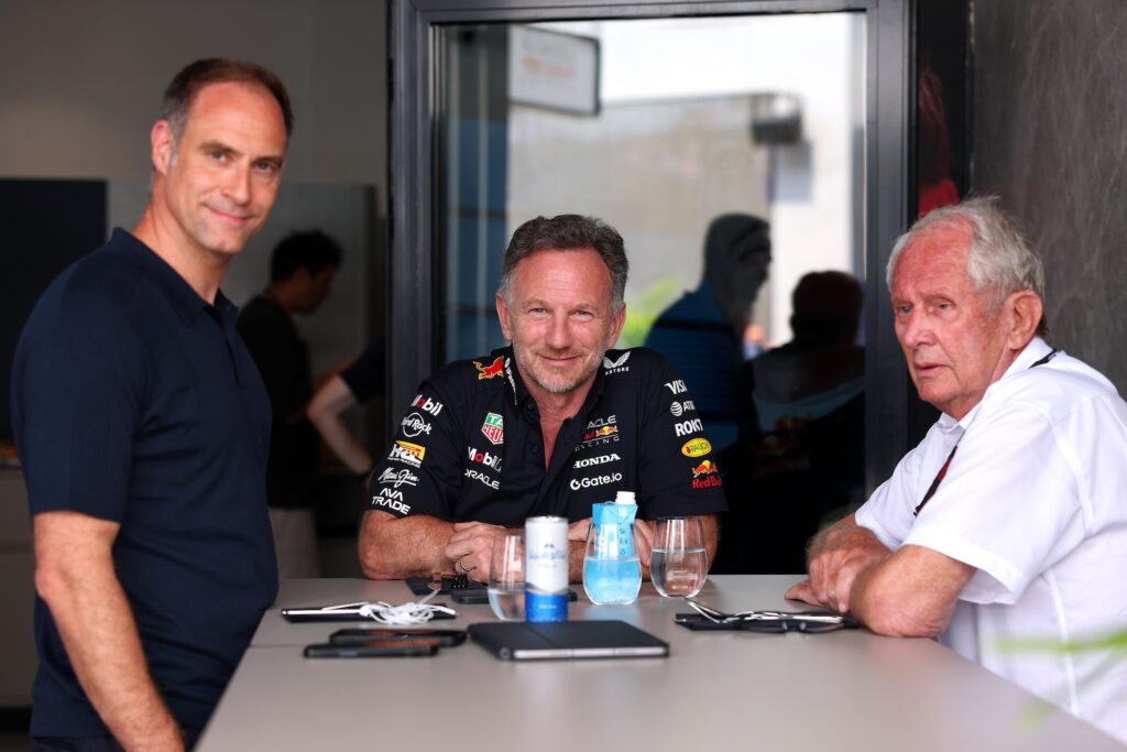 Horner al centro, con Mintzlaff a sx e Helmut Marko a dx (© Red Bull Content Pool)