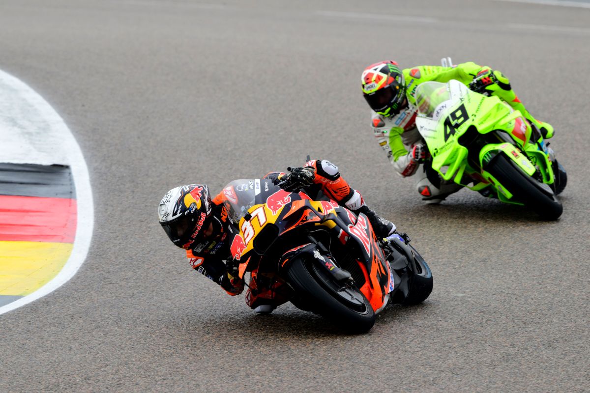 Pedro Acosta con Fabio Di Giannantonio al Sachsenring 2025