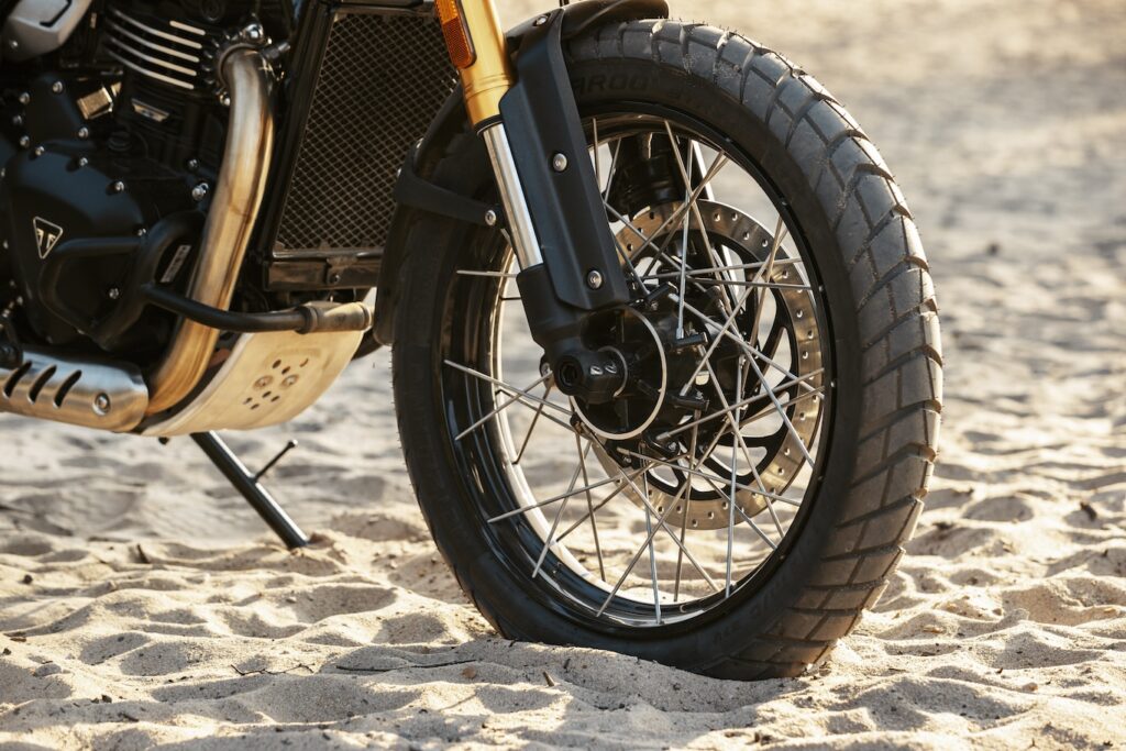 Il cerchio anteriore della Scrambler 400 XC (© Triumph)